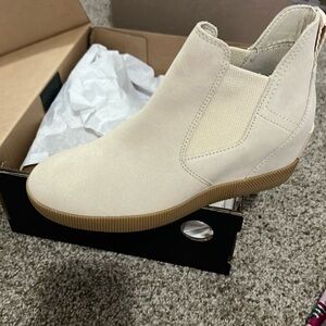 Cute wedge never worn with tags waterproof